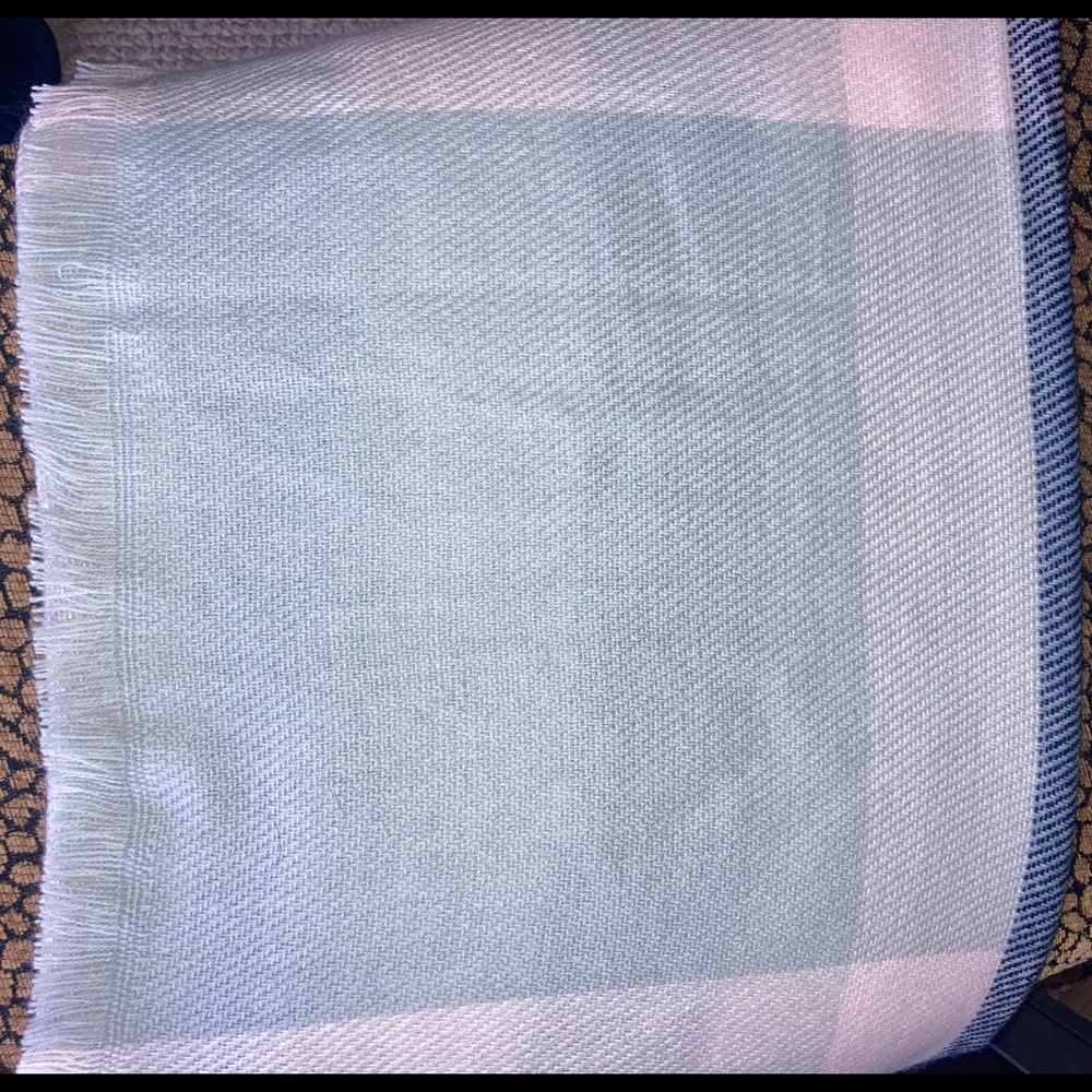 Beautiful scarf 🧣 - Picture 2 of 6